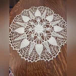 Vtg Hand Crocheted Pineapple Design Centerpiece Doily